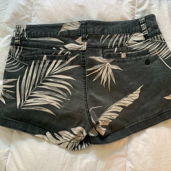 Volcom shorts - Picture 3 of 4